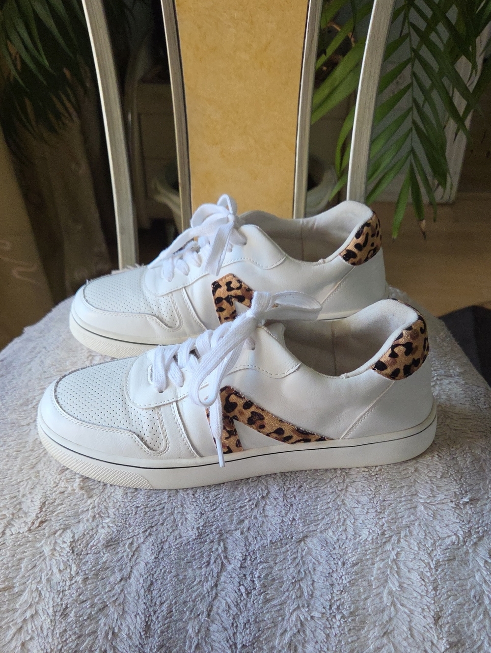 Mia Leopard Accent Sneakers ♥️